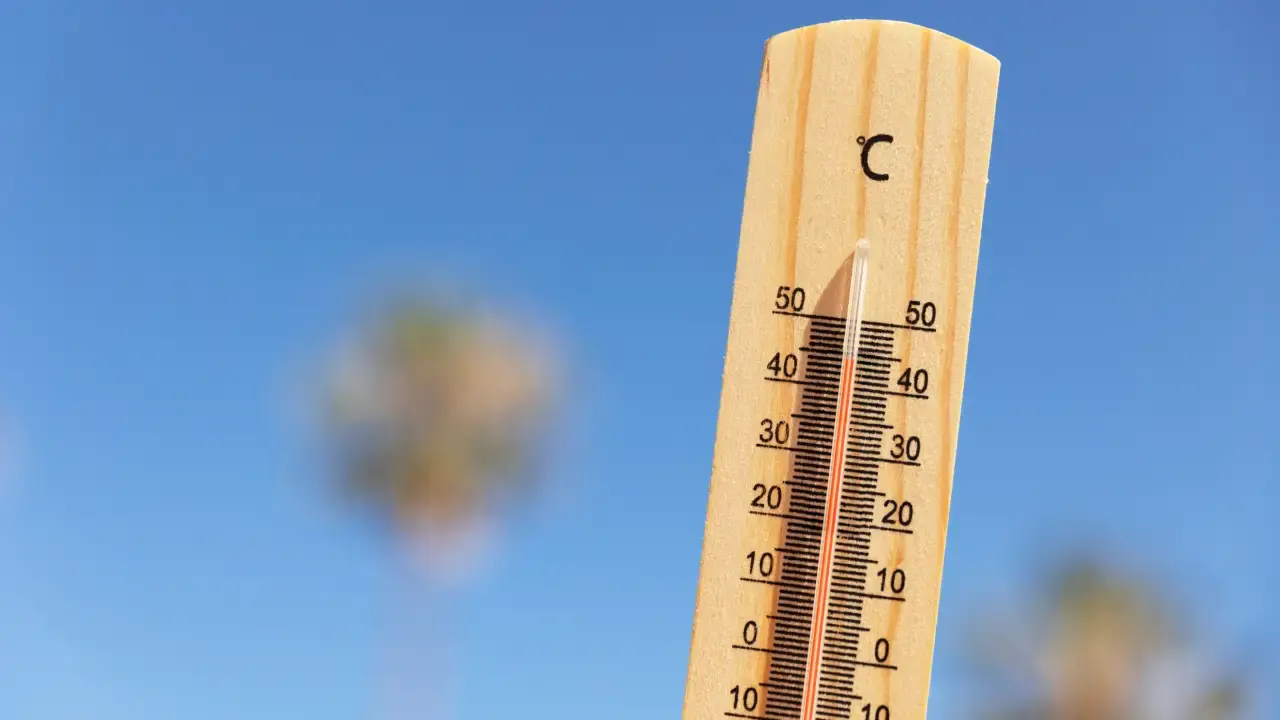 termômetro mostrando alta temperatura durante ondas de calor.